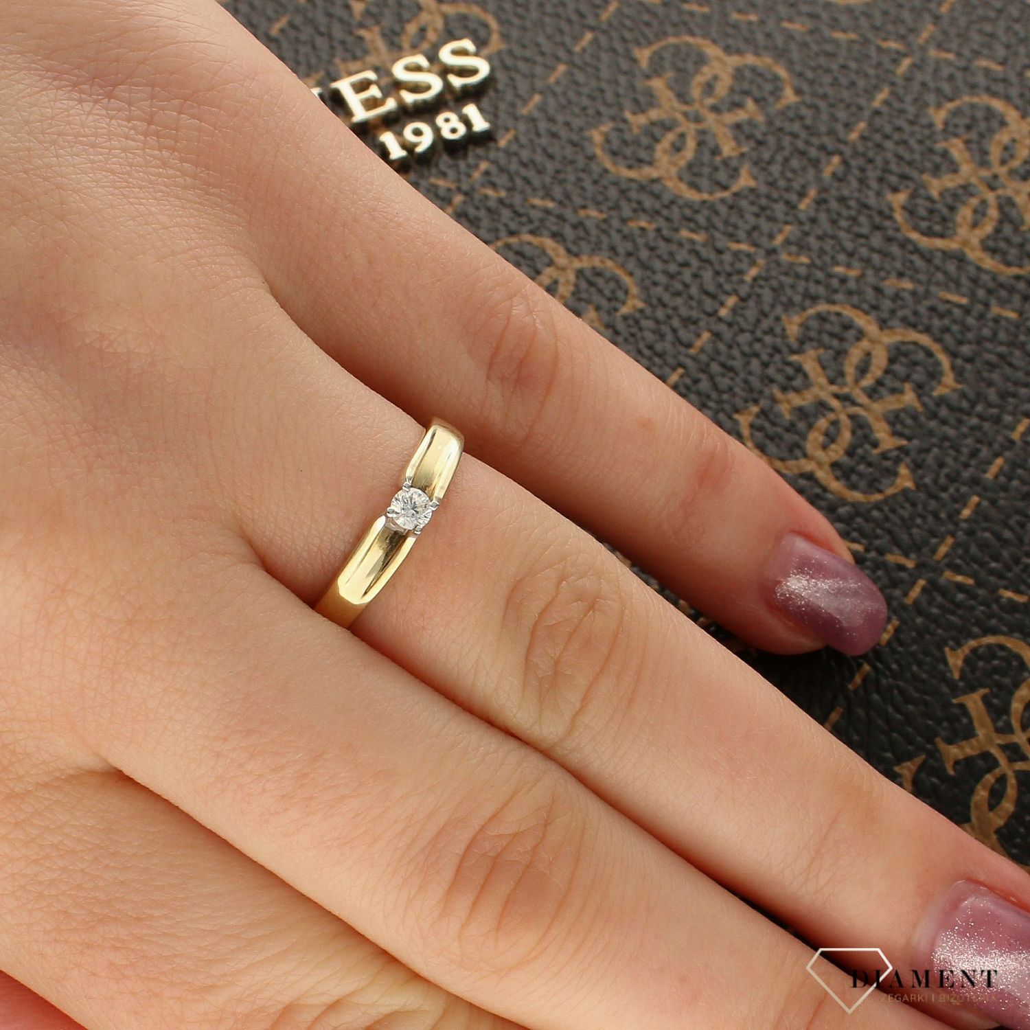 Złoty pierścionek z brylantem – Szeroka Obrączka z Diamentem  Rozmar 13  R 3949.jpg